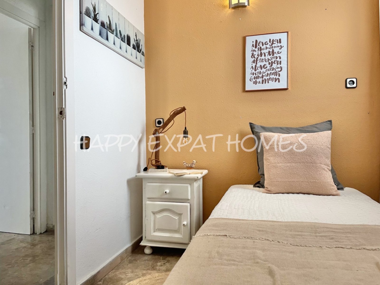 Unglaubliches Doppelhaus mit TOURISTISCHER LIZENZ und privatem Wald. Mit etwas Liebe und einigen Renovierungen hat diese Immobilie das Potenzial, eine