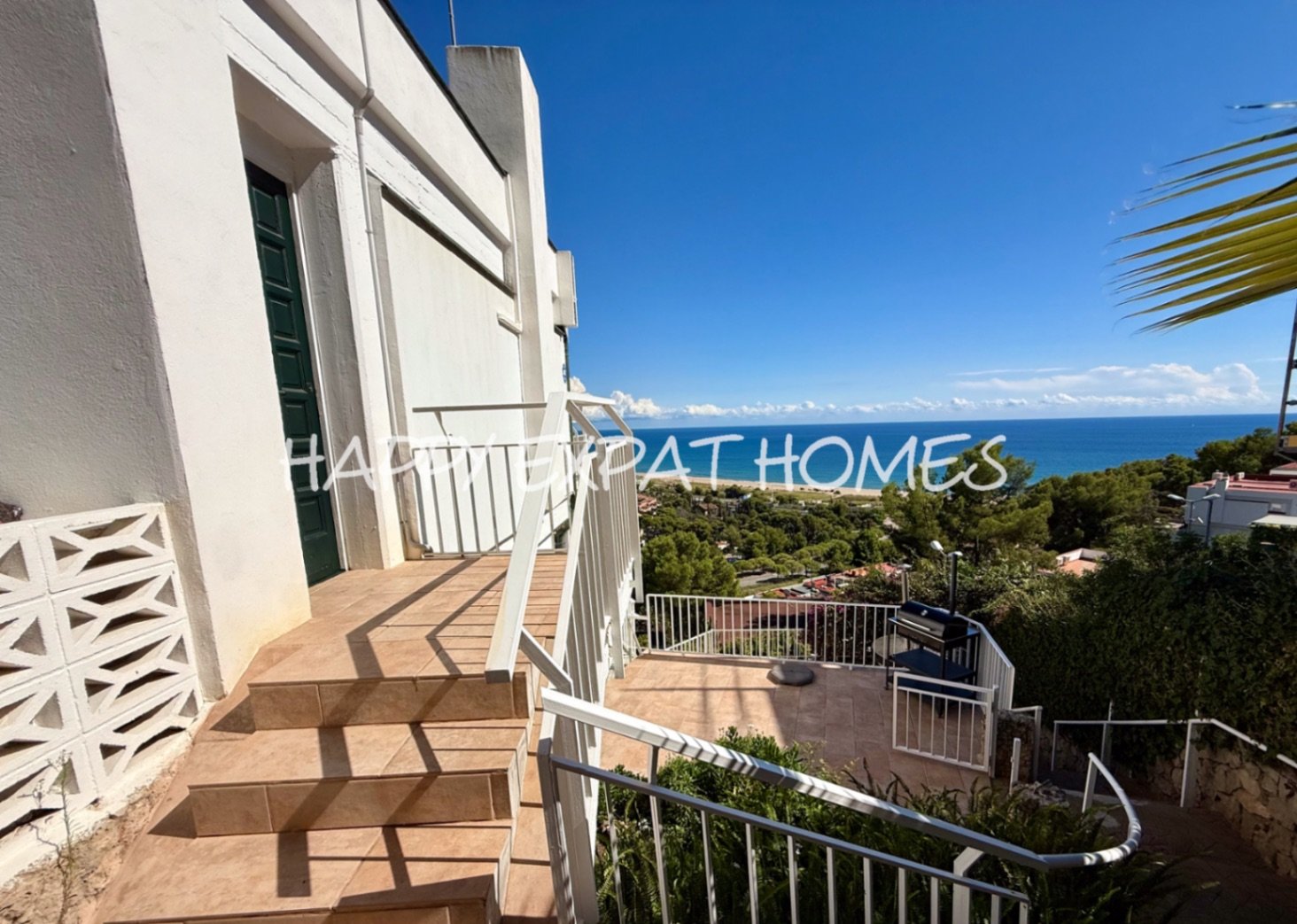 Diese wunderschöne Immobilie befindet sich in einem der beliebtesten Gebiete von Les Botigues de Sitges. Ihre atemberaubenden Meerblicke sind ohne Zwe