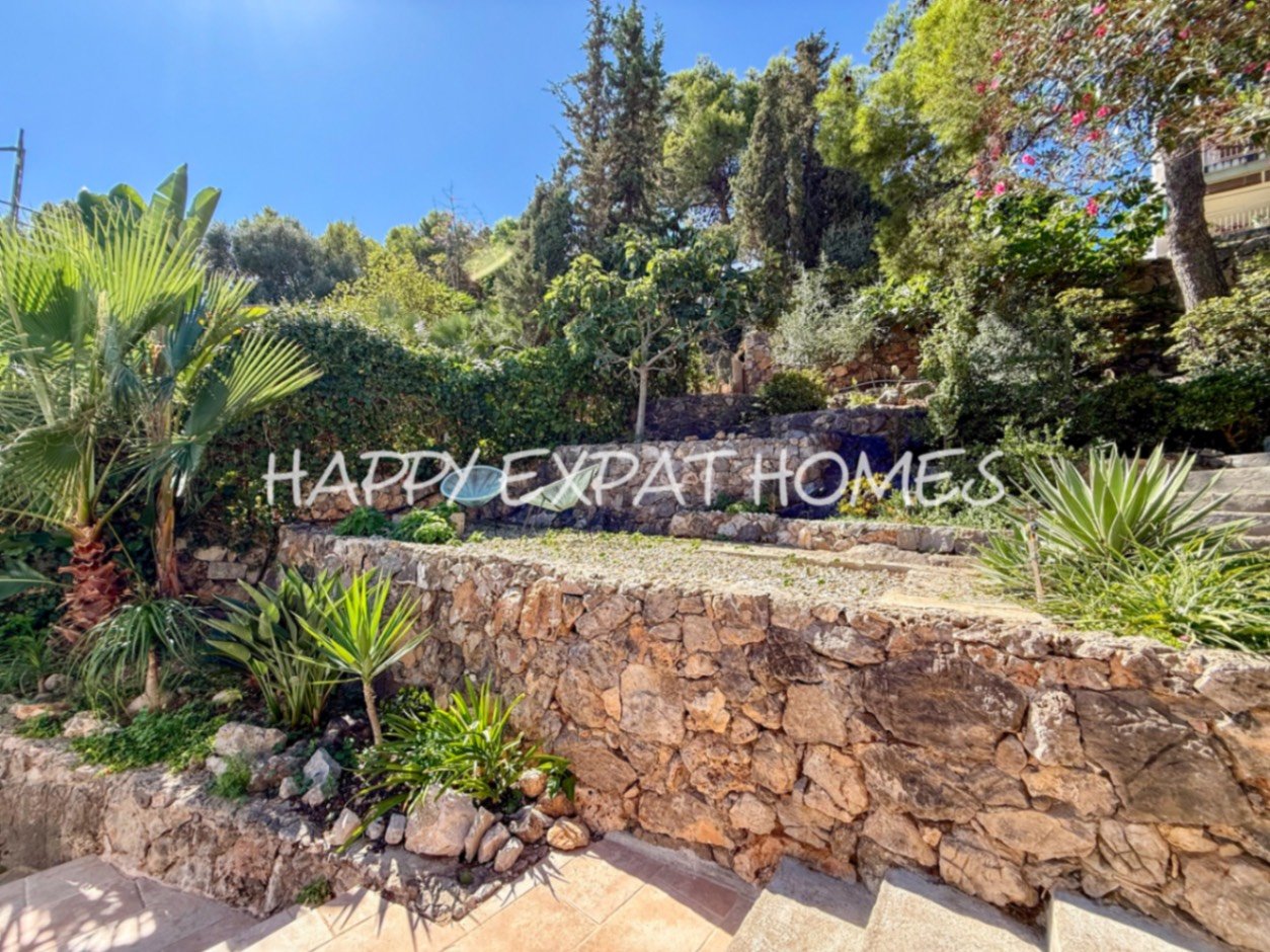 Diese wunderschöne Immobilie befindet sich in einem der beliebtesten Gebiete von Les Botigues de Sitges. Ihre atemberaubenden Meerblicke sind ohne Zwe