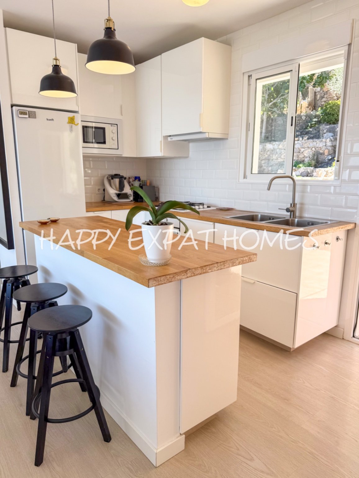 Diese wunderschöne Immobilie befindet sich in einem der beliebtesten Gebiete von Les Botigues de Sitges. Ihre atemberaubenden Meerblicke sind ohne Zwe