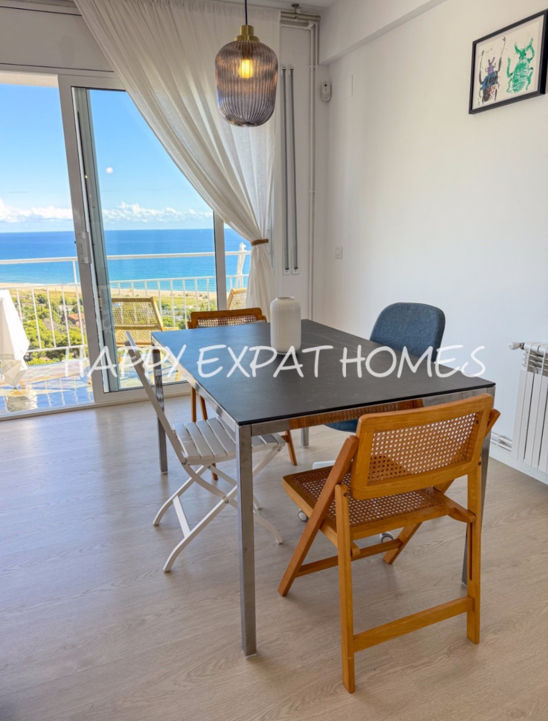 Diese wunderschöne Immobilie befindet sich in einem der beliebtesten Gebiete von Les Botigues de Sitges. Ihre atemberaubenden Meerblicke sind ohne Zwe