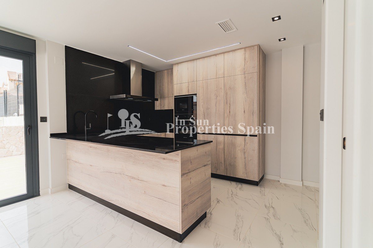  Thiar Village ist eine neue Wohnanlage mit luxuriösen Erdgeschoss- und Dachgeschosswohnungen sowie einigen freistehenden Häusern mit privatem Garten 