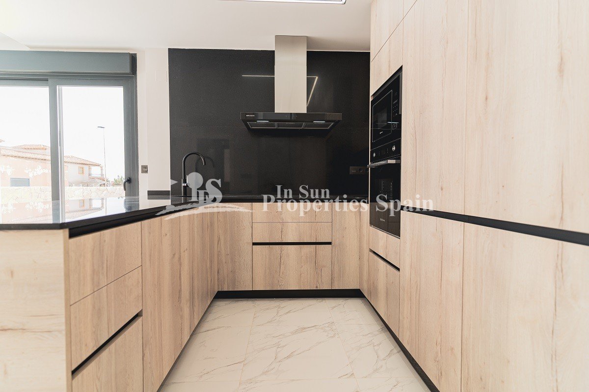  Thiar Village ist eine neue Wohnanlage mit luxuriösen Erdgeschoss- und Dachgeschosswohnungen sowie einigen freistehenden Häusern mit privatem Garten 