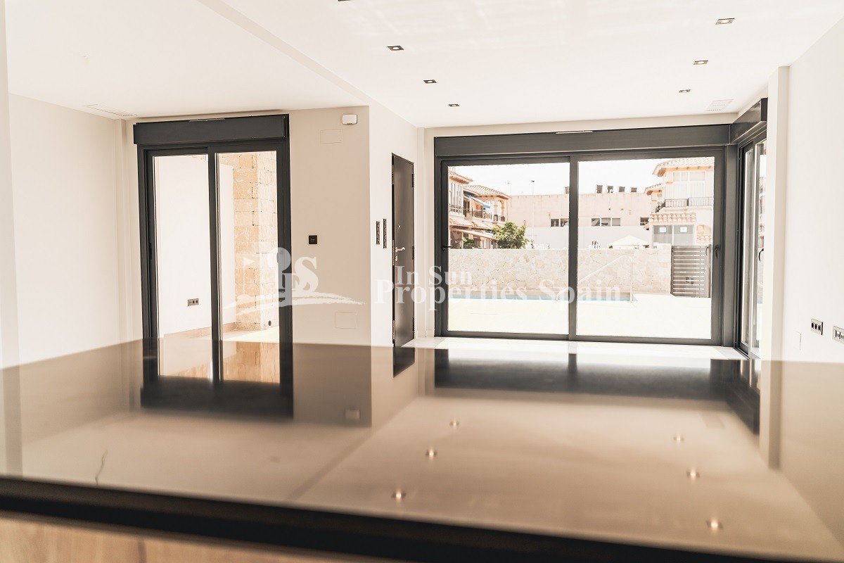  Thiar Village ist eine neue Wohnanlage mit luxuriösen Erdgeschoss- und Dachgeschosswohnungen sowie einigen freistehenden Häusern mit privatem Garten 