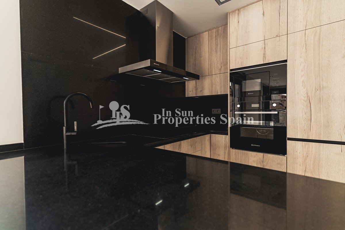  Thiar Village ist eine neue Wohnanlage mit luxuriösen Erdgeschoss- und Dachgeschosswohnungen sowie einigen freistehenden Häusern mit privatem Garten 