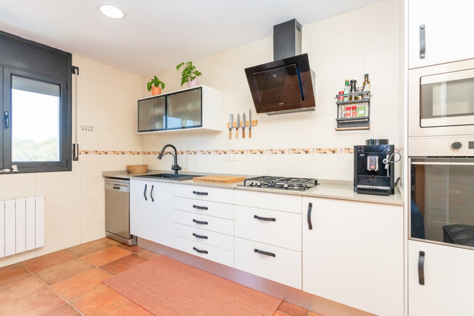 Entdecken Sie dieses geräumige Haus aus dem Jahr 2007, das 2022 renoviert wurde und über 300 m² Wohnfläche mit fantastischer Aussicht bietet. Perfekt 