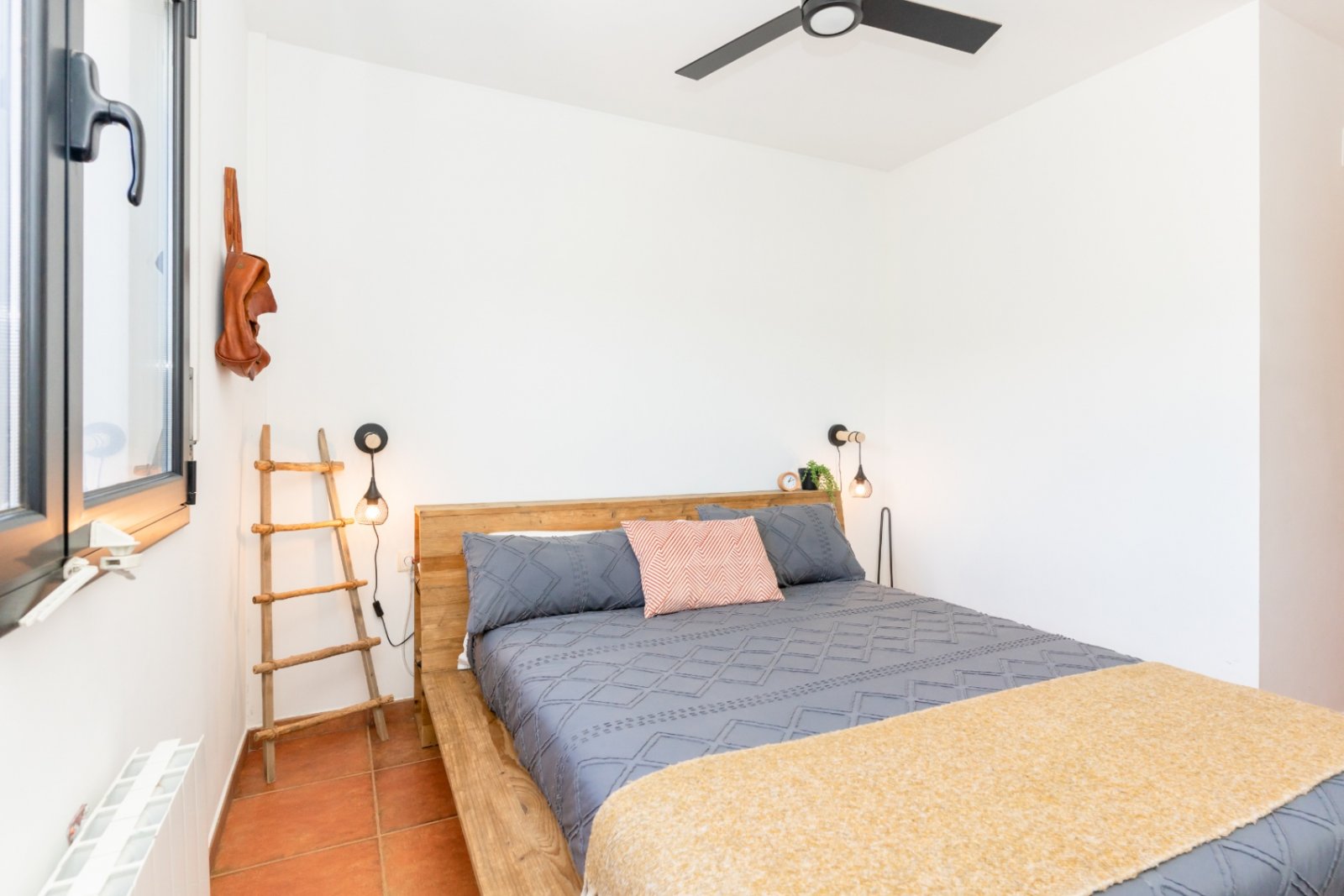 Entdecken Sie dieses geräumige Haus aus dem Jahr 2007, das 2022 renoviert wurde und über 300 m² Wohnfläche mit fantastischer Aussicht bietet. Perfekt 