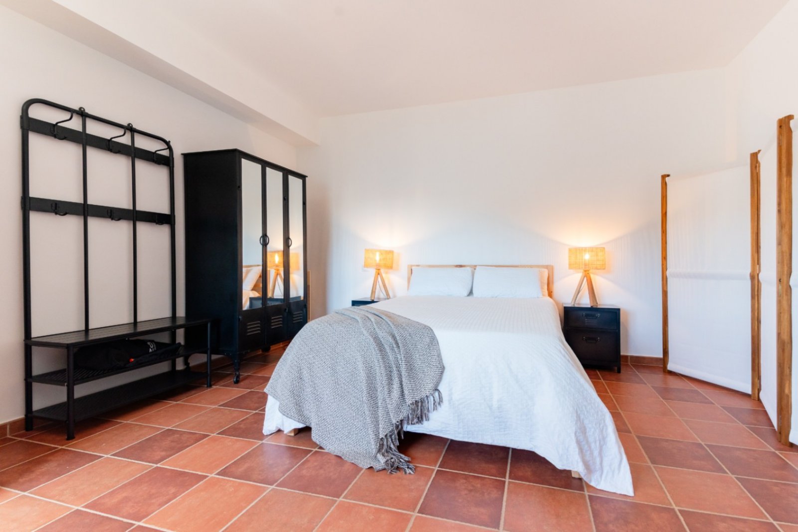 Entdecken Sie dieses geräumige Haus aus dem Jahr 2007, das 2022 renoviert wurde und über 300 m² Wohnfläche mit fantastischer Aussicht bietet. Perfekt 