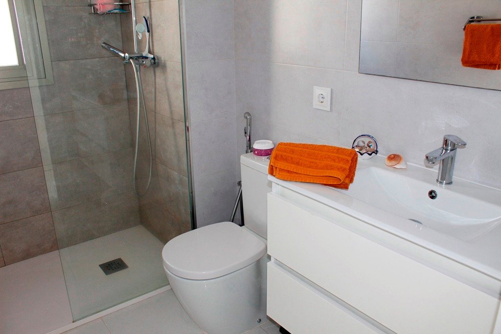  EXKLUSIV &quot;READY TO MOVE IN“ moderne und stilvolle 3-Bett, 3 en-suite Badezimmer VOLL MÖBELIERTE VILLA, in der ruhigen Lage von SAN MIGUEL DE SAL