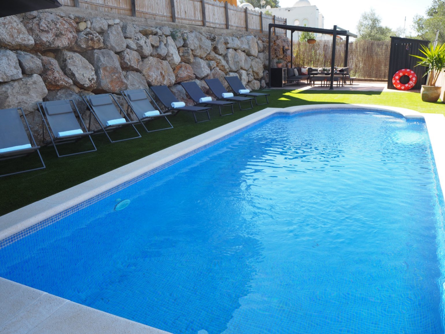 Entdecken Sie dieses geräumige Haus aus dem Jahr 2007, das 2022 renoviert wurde und über 300 m² Wohnfläche mit fantastischer Aussicht bietet. Perfekt 