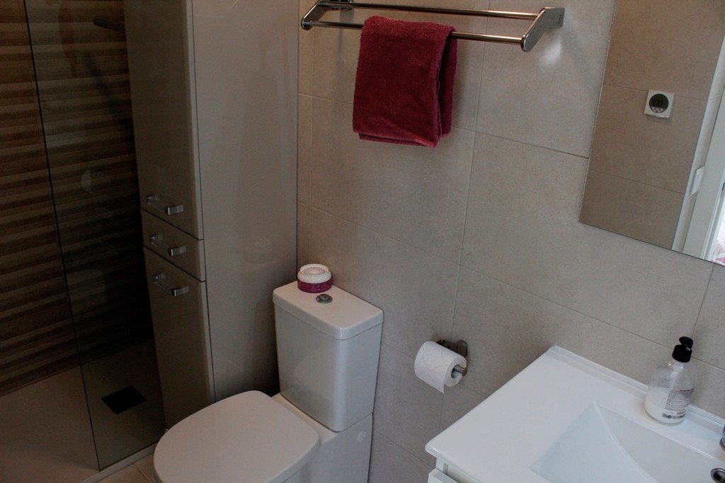  EXKLUSIV &quot;READY TO MOVE IN“ moderne und stilvolle 3-Bett, 3 en-suite Badezimmer VOLL MÖBELIERTE VILLA, in der ruhigen Lage von SAN MIGUEL DE SAL