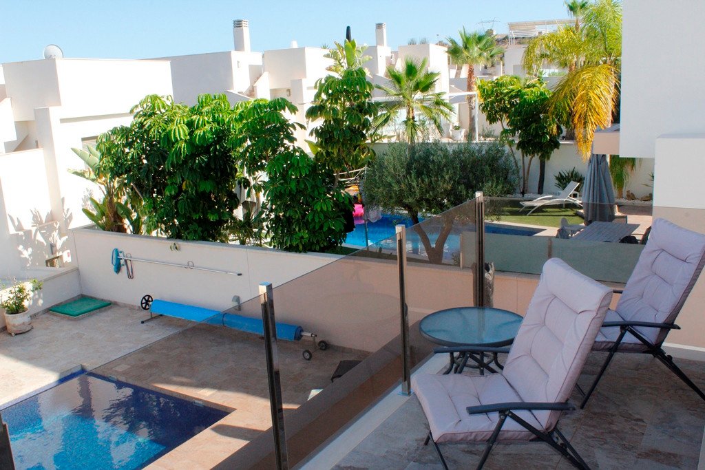  EXKLUSIV &quot;READY TO MOVE IN“ moderne und stilvolle 3-Bett, 3 en-suite Badezimmer VOLL MÖBELIERTE VILLA, in der ruhigen Lage von SAN MIGUEL DE SAL