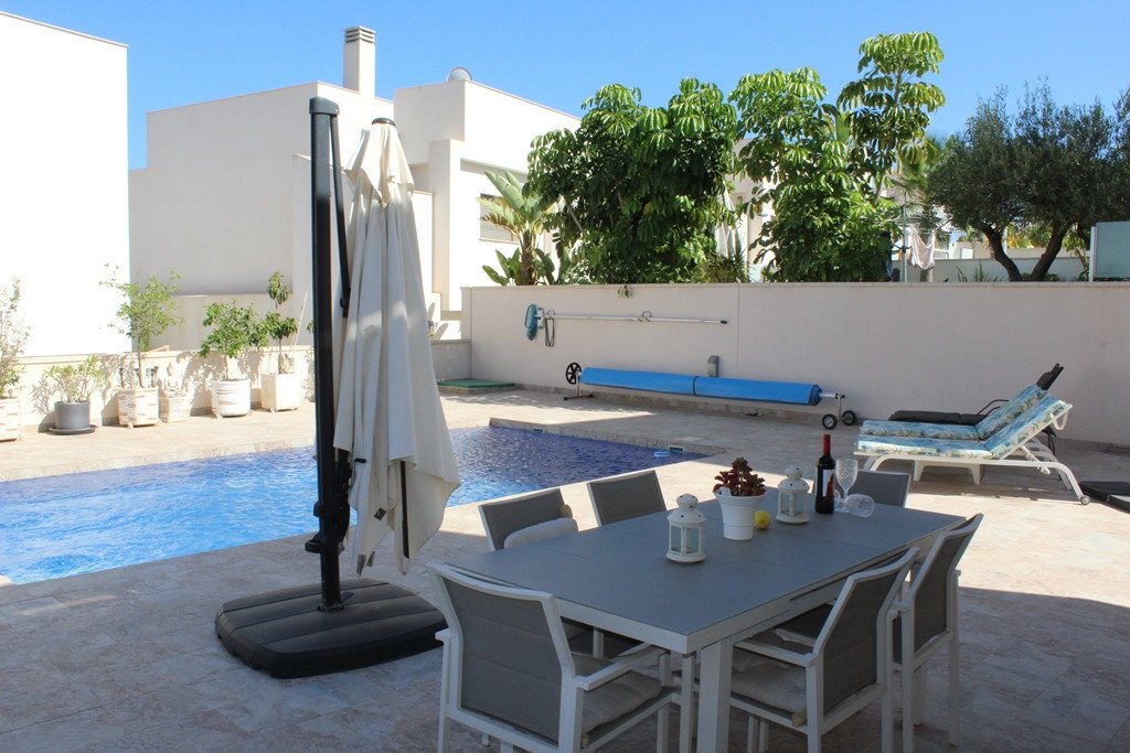  EXKLUSIV &quot;READY TO MOVE IN“ moderne und stilvolle 3-Bett, 3 en-suite Badezimmer VOLL MÖBELIERTE VILLA, in der ruhigen Lage von SAN MIGUEL DE SAL