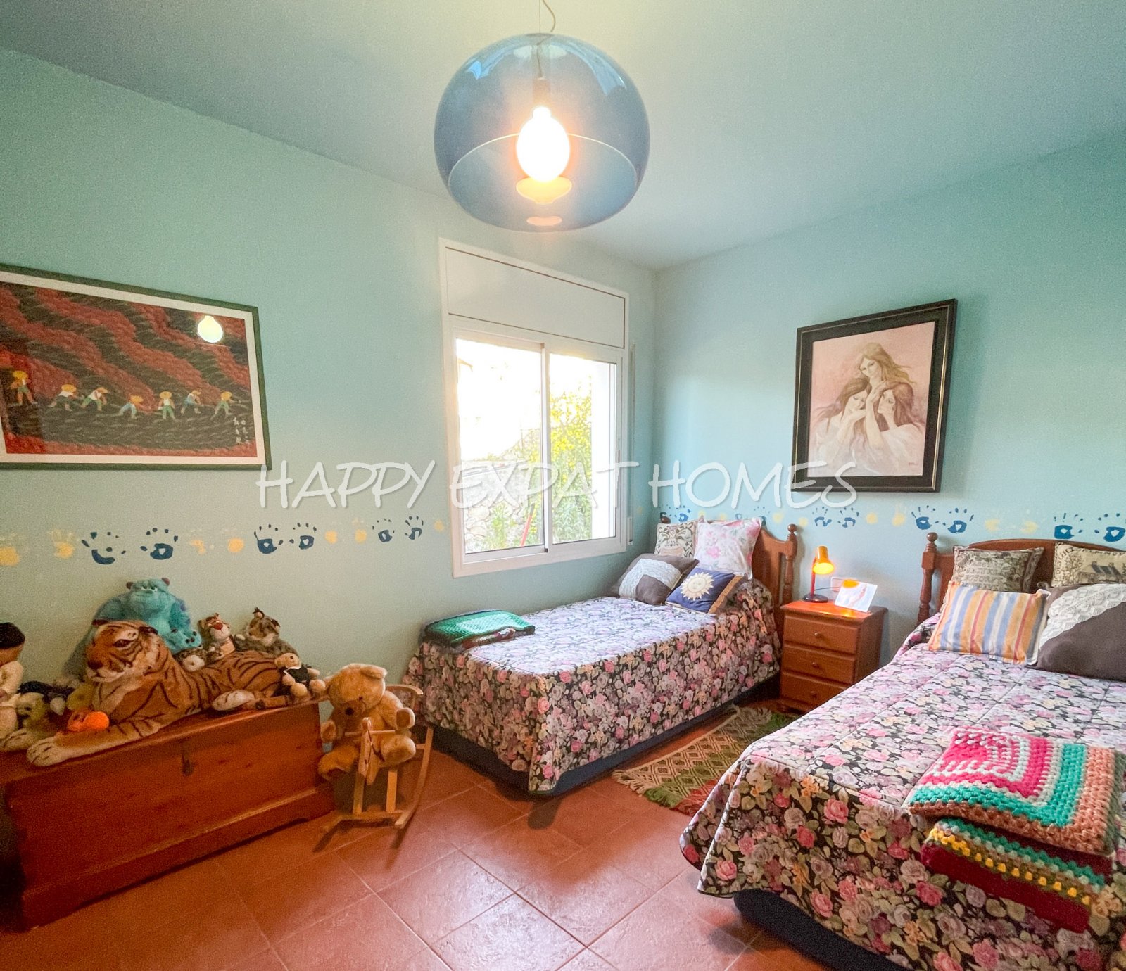 Dieses charmante große Haus in den Hügeln von Sitges hat den ganzen Tag Sonne und eine herrliche Aussicht von einer der Terrassen oder von einer Bank 