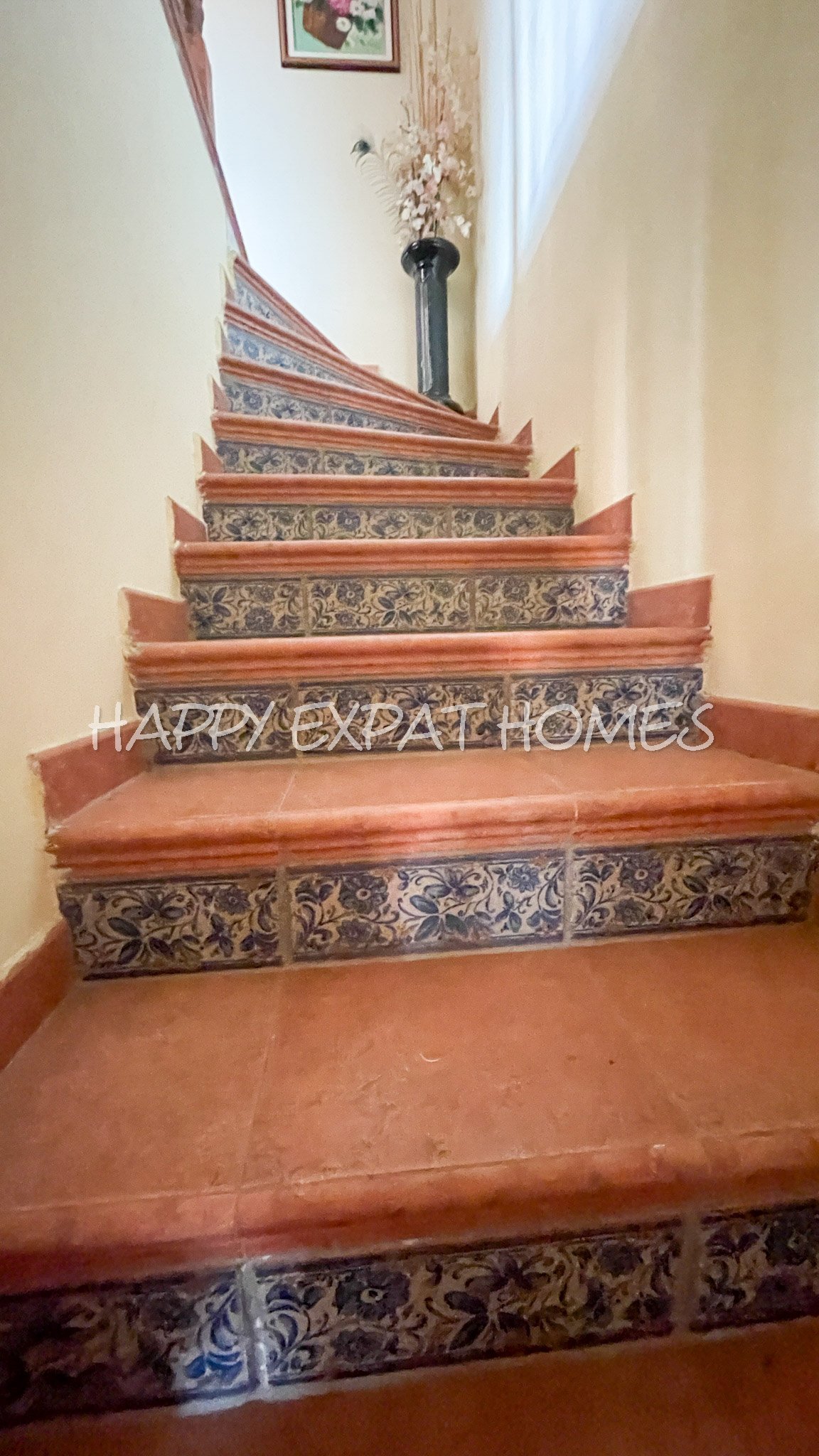 Dieses charmante große Haus in den Hügeln von Sitges hat den ganzen Tag Sonne und eine herrliche Aussicht von einer der Terrassen oder von einer Bank 