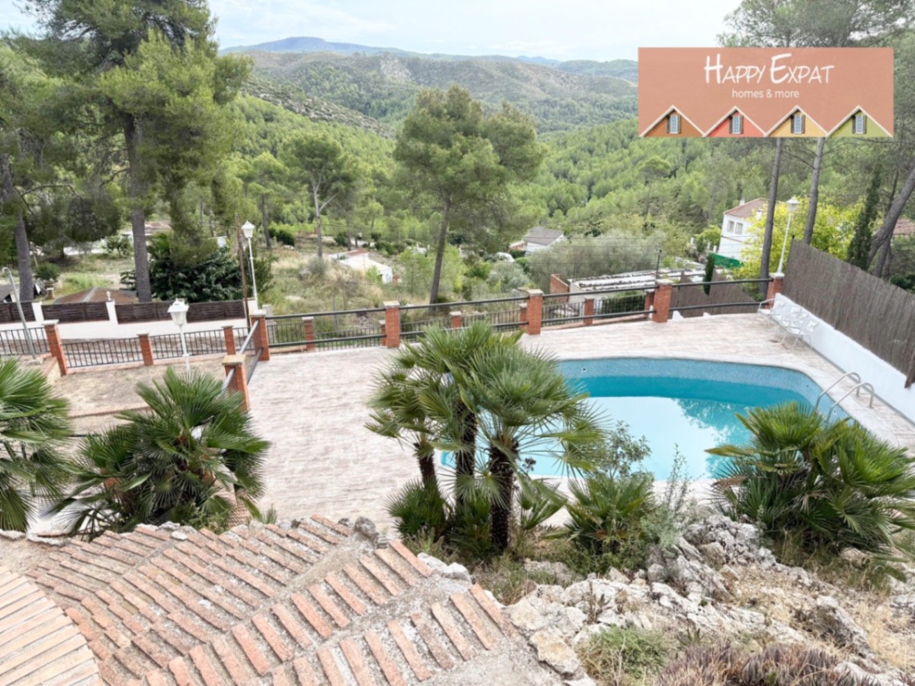 Eingebettet in den ruhigen Hügeln von Olivella, bietet diese schöne Villa die perfekte Kombination aus Ruhe, Raum und mediterranem Charme. Das Anwesen