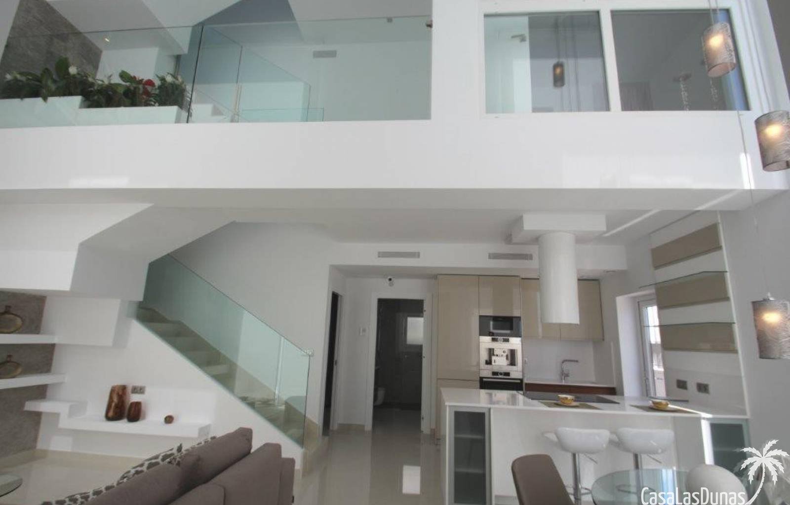  Diese Residenz, bestehend aus 16 freistehenden Villen, wird derzeit nur 3 Gehminuten von den ausgezeichneten Sandstränden von Mar Menor entfernt geba