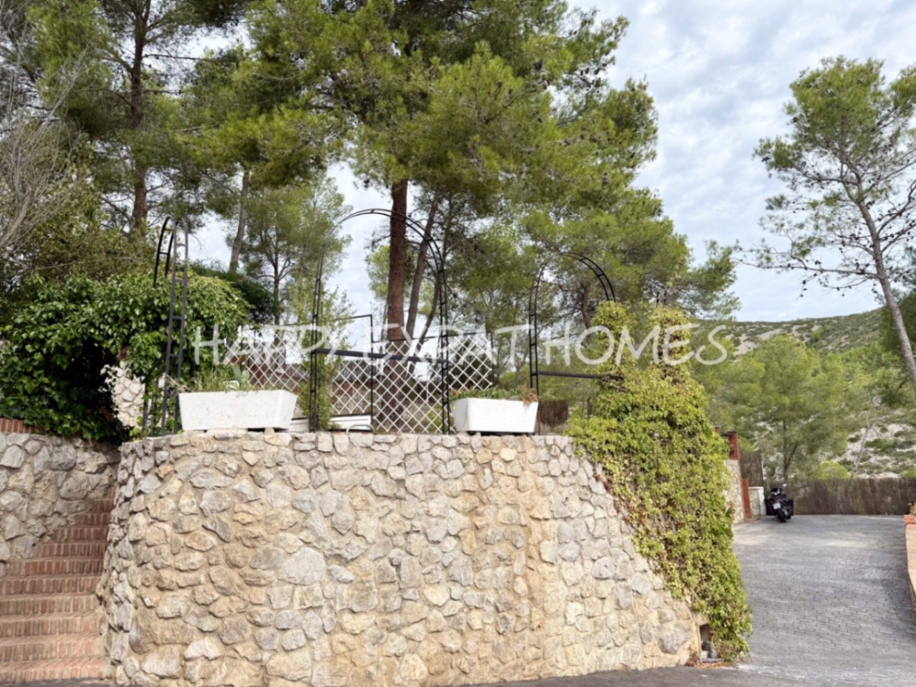 Eingebettet in den ruhigen Hügeln von Olivella, bietet diese schöne Villa die perfekte Kombination aus Ruhe, Raum und mediterranem Charme. Das Anwesen