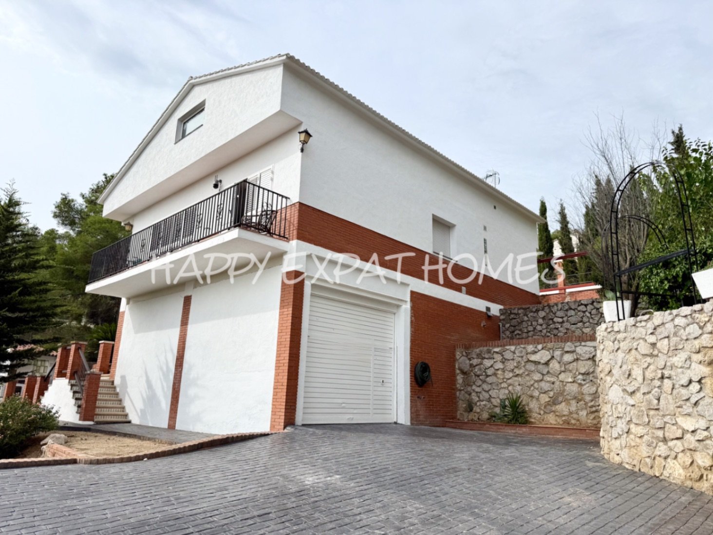 Eingebettet in den ruhigen Hügeln von Olivella, bietet diese schöne Villa die perfekte Kombination aus Ruhe, Raum und mediterranem Charme. Das Anwesen