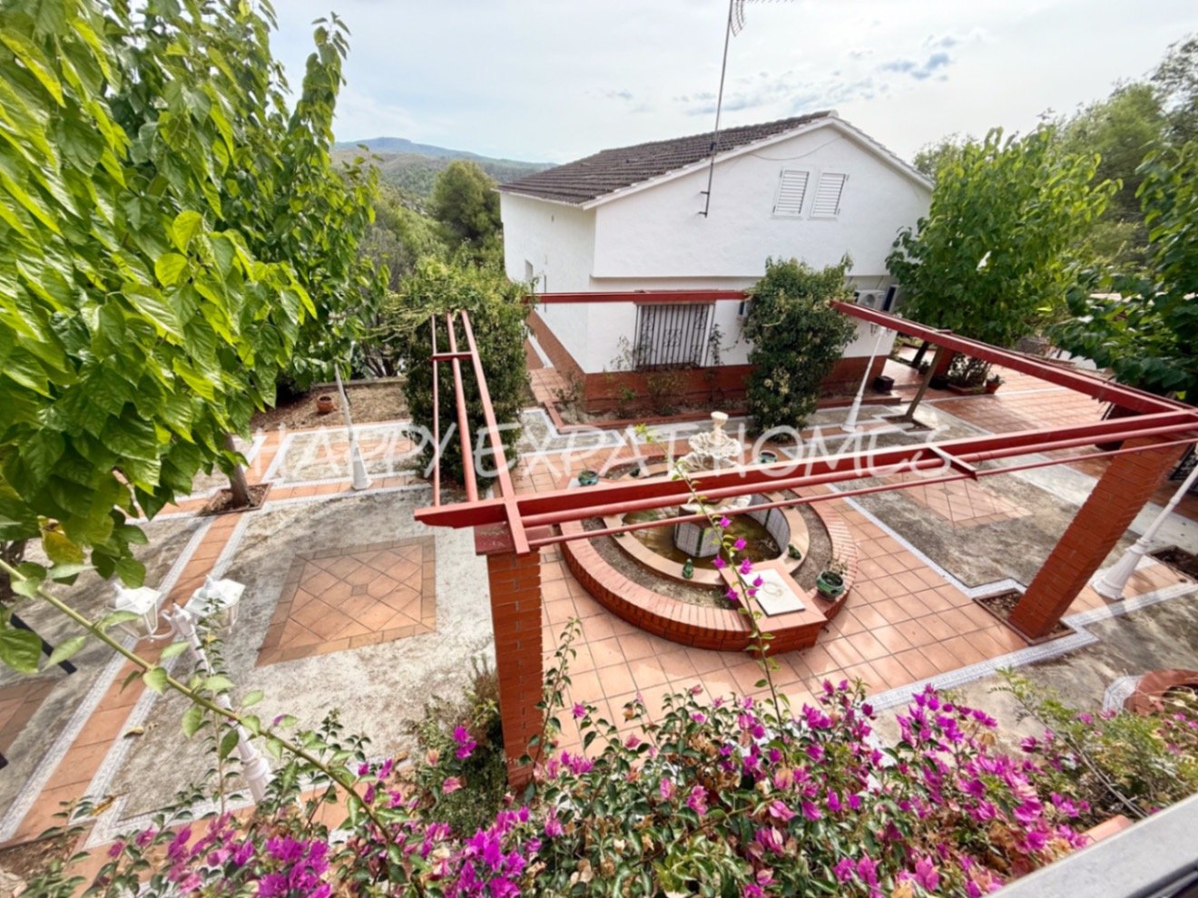 Eingebettet in den ruhigen Hügeln von Olivella, bietet diese schöne Villa die perfekte Kombination aus Ruhe, Raum und mediterranem Charme. Das Anwesen