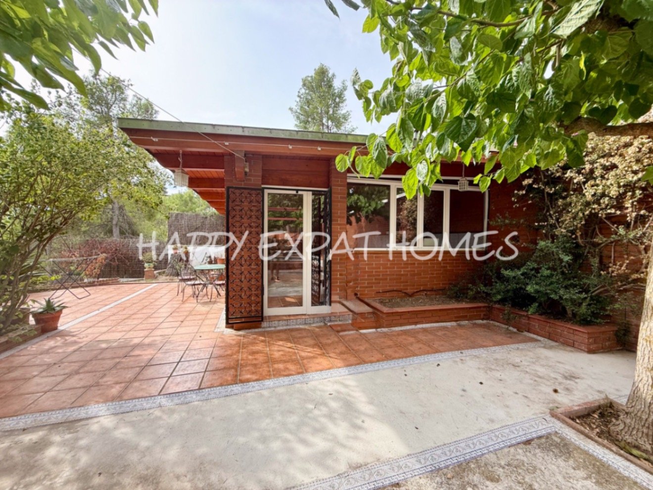 Eingebettet in den ruhigen Hügeln von Olivella, bietet diese schöne Villa die perfekte Kombination aus Ruhe, Raum und mediterranem Charme. Das Anwesen