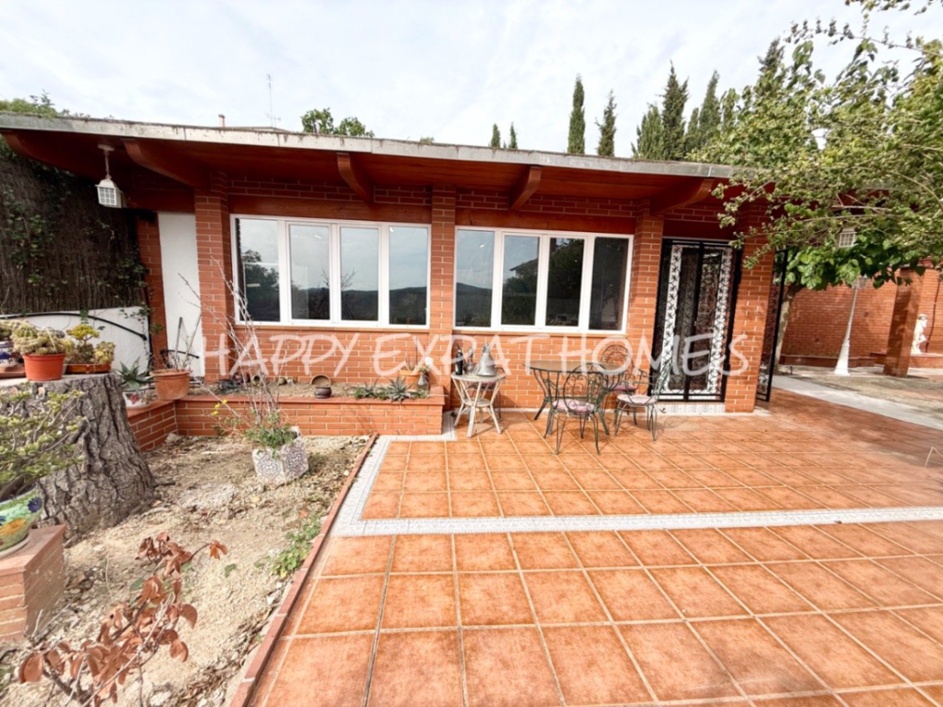 Eingebettet in den ruhigen Hügeln von Olivella, bietet diese schöne Villa die perfekte Kombination aus Ruhe, Raum und mediterranem Charme. Das Anwesen