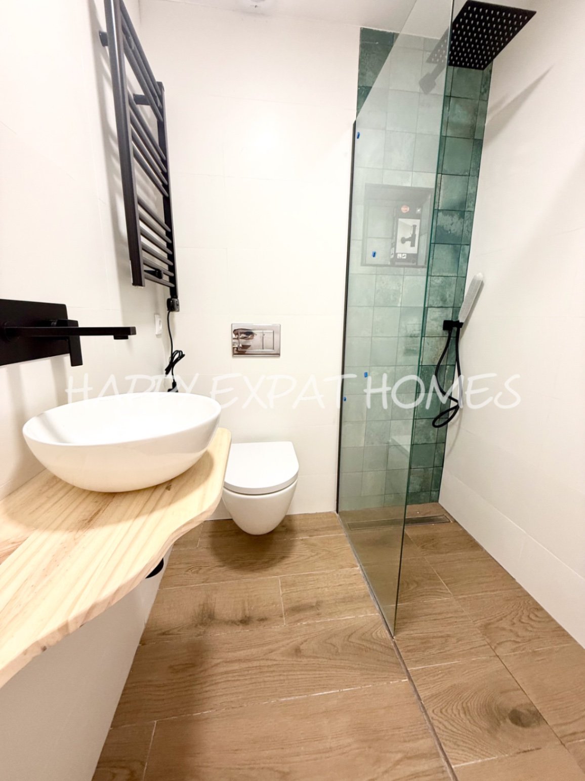 Eingebettet in den ruhigen Hügeln von Olivella, bietet diese schöne Villa die perfekte Kombination aus Ruhe, Raum und mediterranem Charme. Das Anwesen