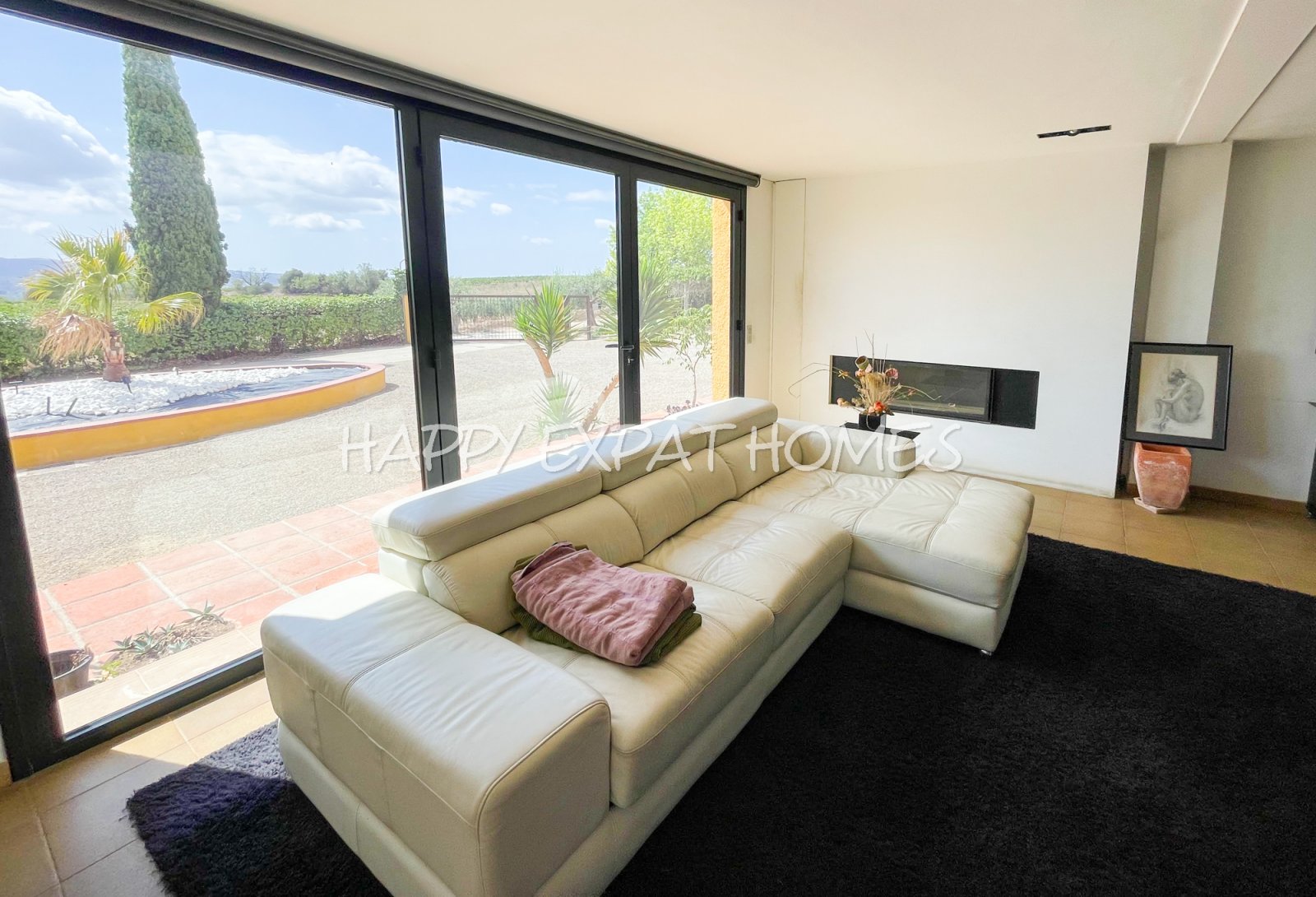 Dieses absolut atemberaubende, modernisierte Landhaus ist in natürliches Licht getaucht und verfügt über hohe Fenster, einen Salzwasserpool, Pferdestä