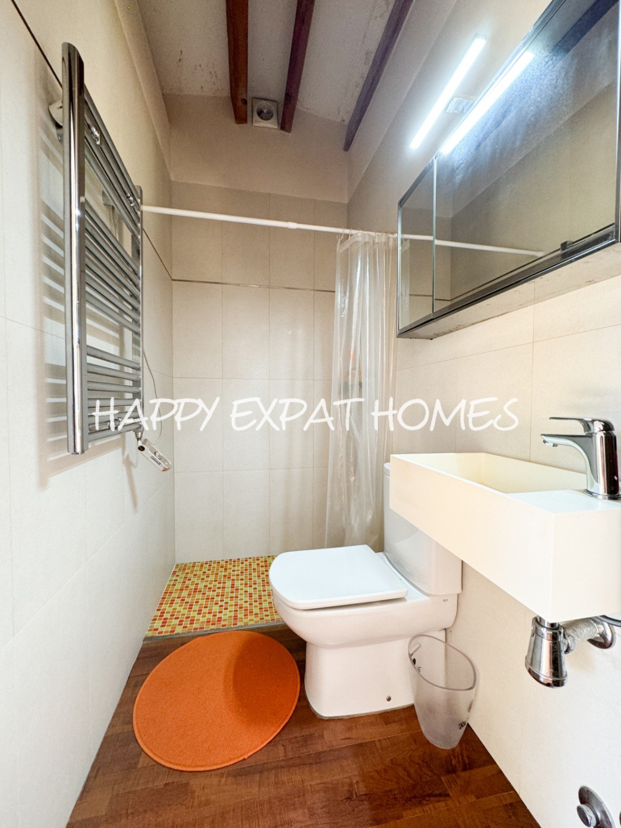 Dieses absolut atemberaubende, modernisierte Landhaus ist in natürliches Licht getaucht und verfügt über hohe Fenster, einen Salzwasserpool, Pferdestä