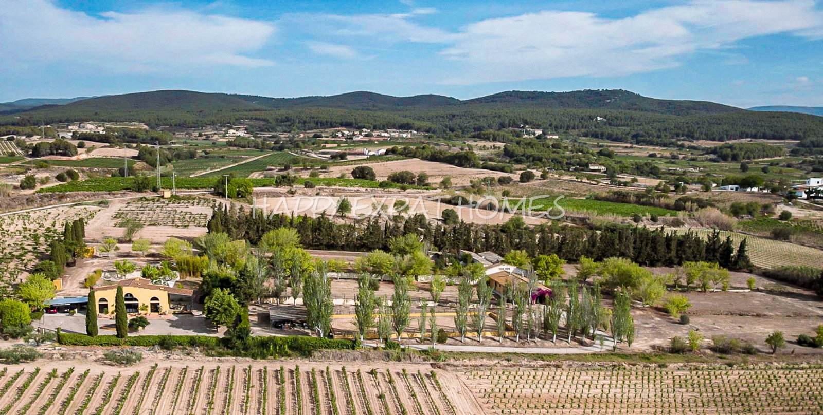 Dieses absolut atemberaubende, modernisierte Landhaus ist in natürliches Licht getaucht und verfügt über hohe Fenster, einen Salzwasserpool, Pferdestä
