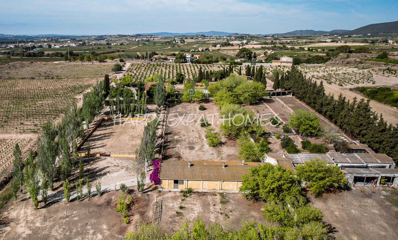 Dieses absolut atemberaubende, modernisierte Landhaus ist in natürliches Licht getaucht und verfügt über hohe Fenster, einen Salzwasserpool, Pferdestä