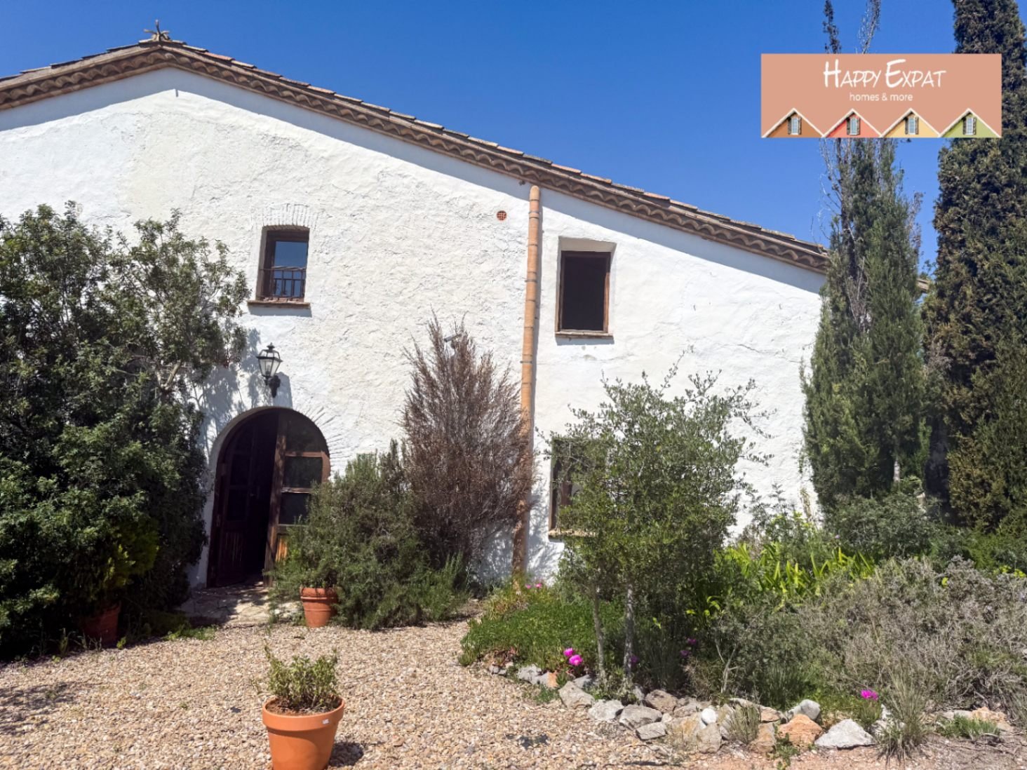 Umgeben von der rauen, offenen Schönheit des Naturparks Garraf bietet diese Masia aus dem 17. Jahrhundert die seltene Gelegenheit, ein vollständig res