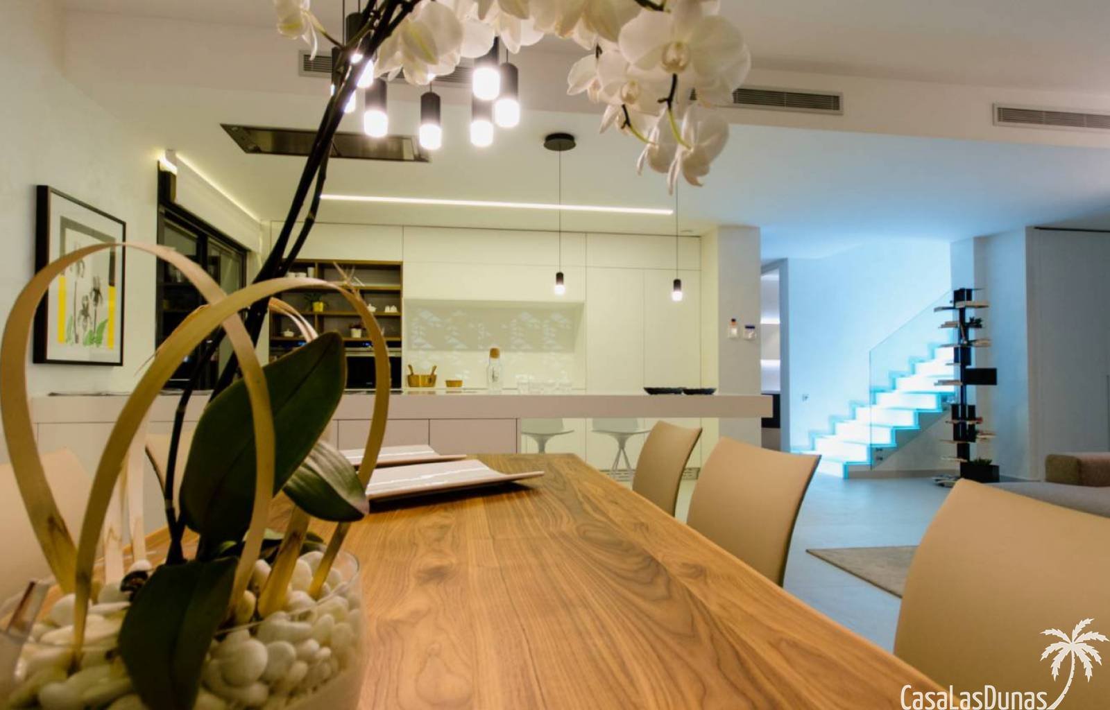 Schöne Villa in der Urbanisation Buehills in San Miguel de Salinas. In der Nähe des Golfplatzes Colinas de Campoamor. Diese Luxusvilla hat eine Gesam