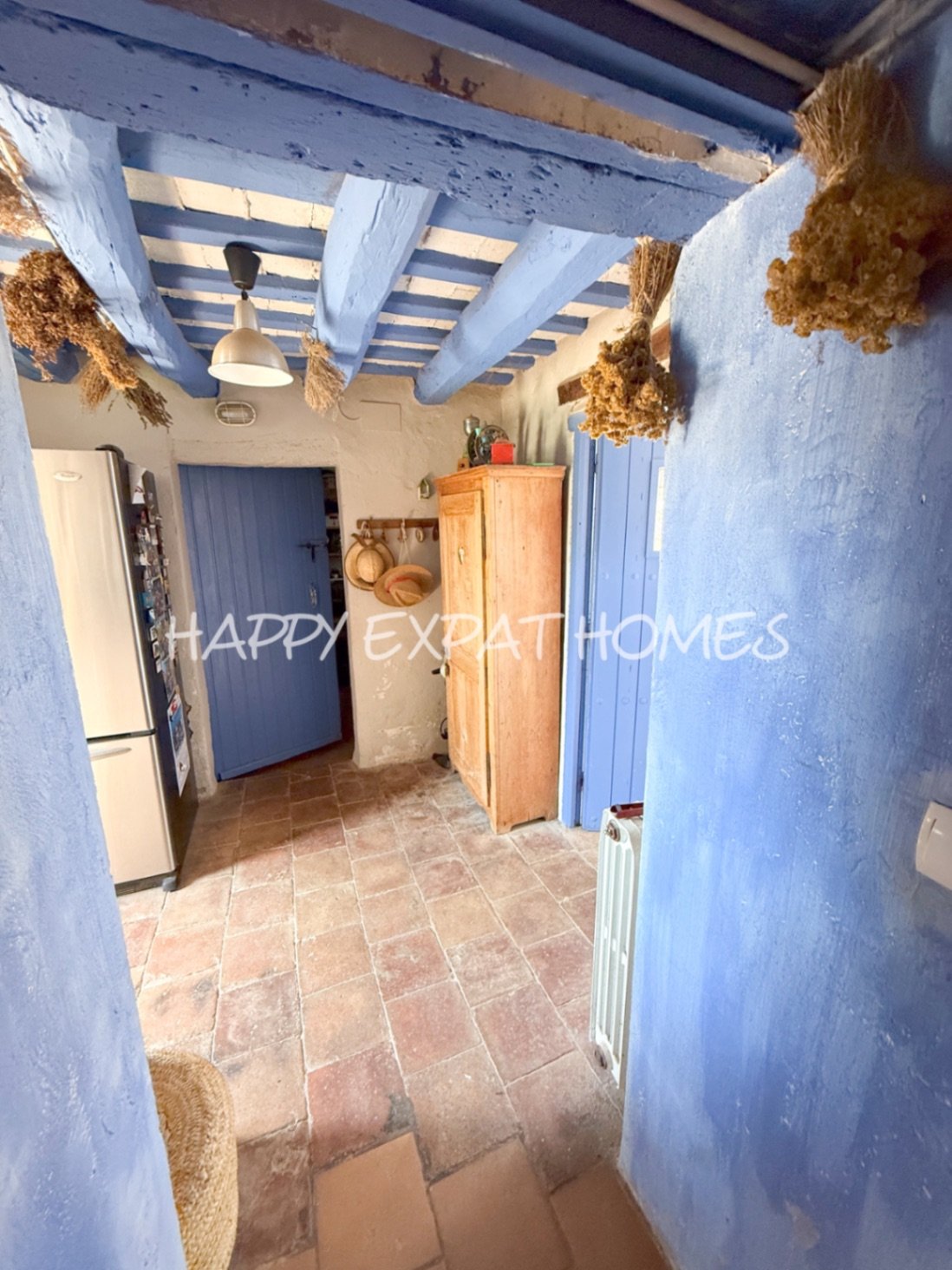 Umgeben von der rauen, offenen Schönheit des Naturparks Garraf bietet diese Masia aus dem 17. Jahrhundert die seltene Gelegenheit, ein vollständig res