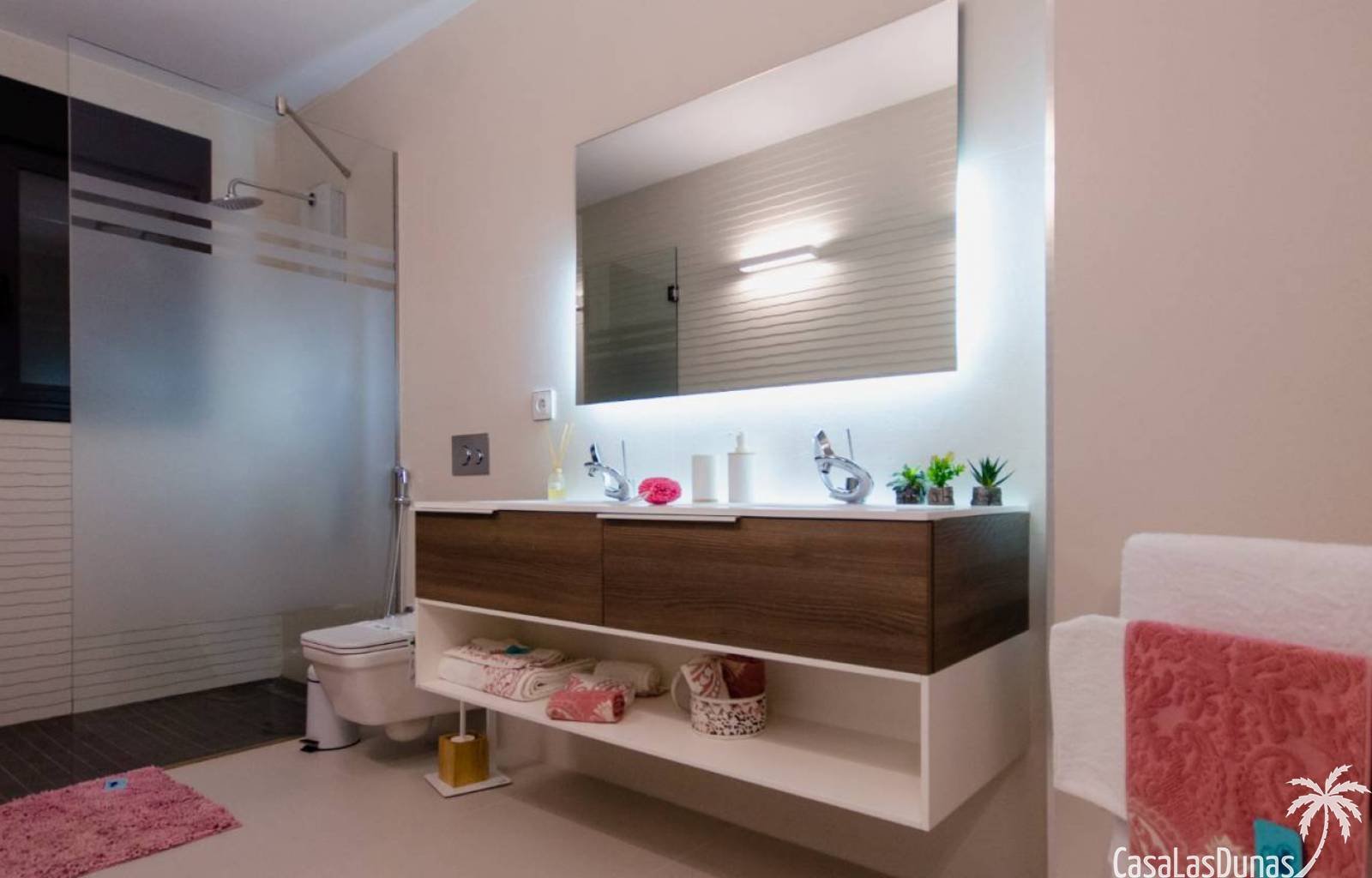 Schöne Villa in der Urbanisation Buehills in San Miguel de Salinas. In der Nähe des Golfplatzes Colinas de Campoamor. Diese Luxusvilla hat eine Gesam