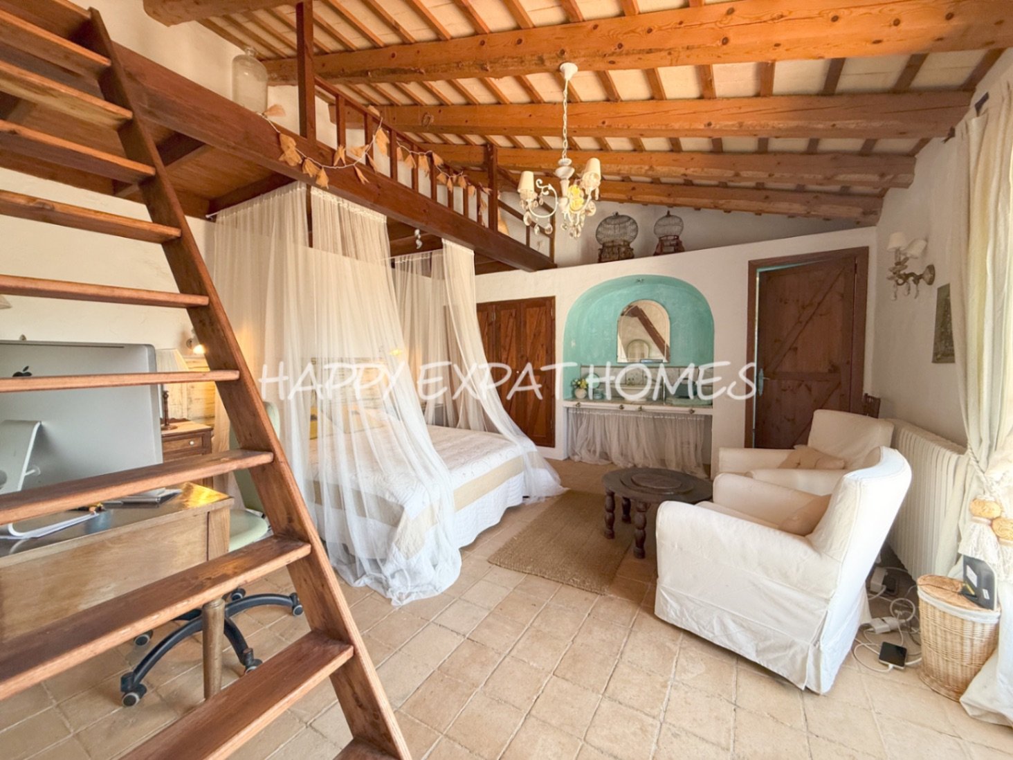 Umgeben von der rauen, offenen Schönheit des Naturparks Garraf bietet diese Masia aus dem 17. Jahrhundert die seltene Gelegenheit, ein vollständig res