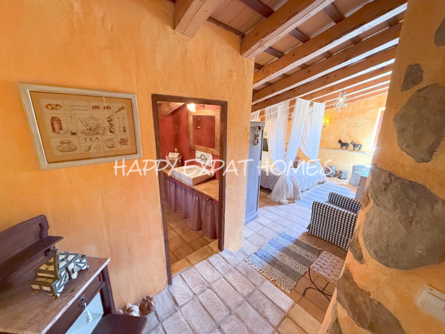 Umgeben von der rauen, offenen Schönheit des Naturparks Garraf bietet diese Masia aus dem 17. Jahrhundert die seltene Gelegenheit, ein vollständig res