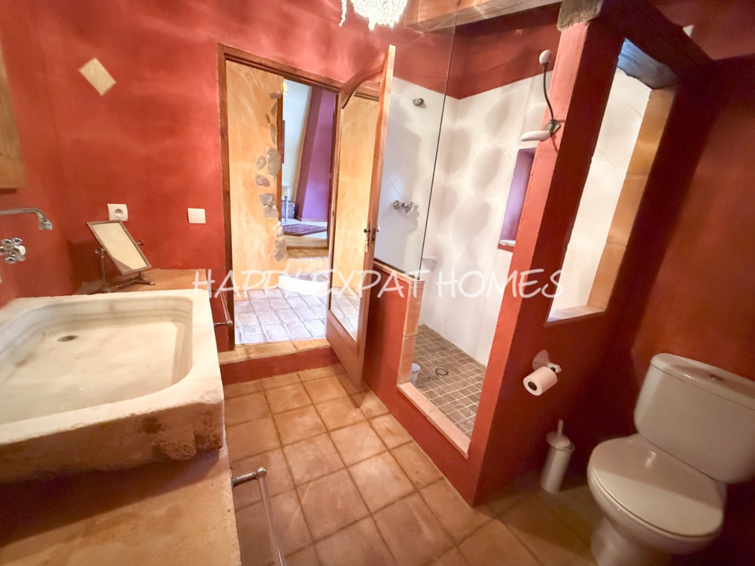 Umgeben von der rauen, offenen Schönheit des Naturparks Garraf bietet diese Masia aus dem 17. Jahrhundert die seltene Gelegenheit, ein vollständig res