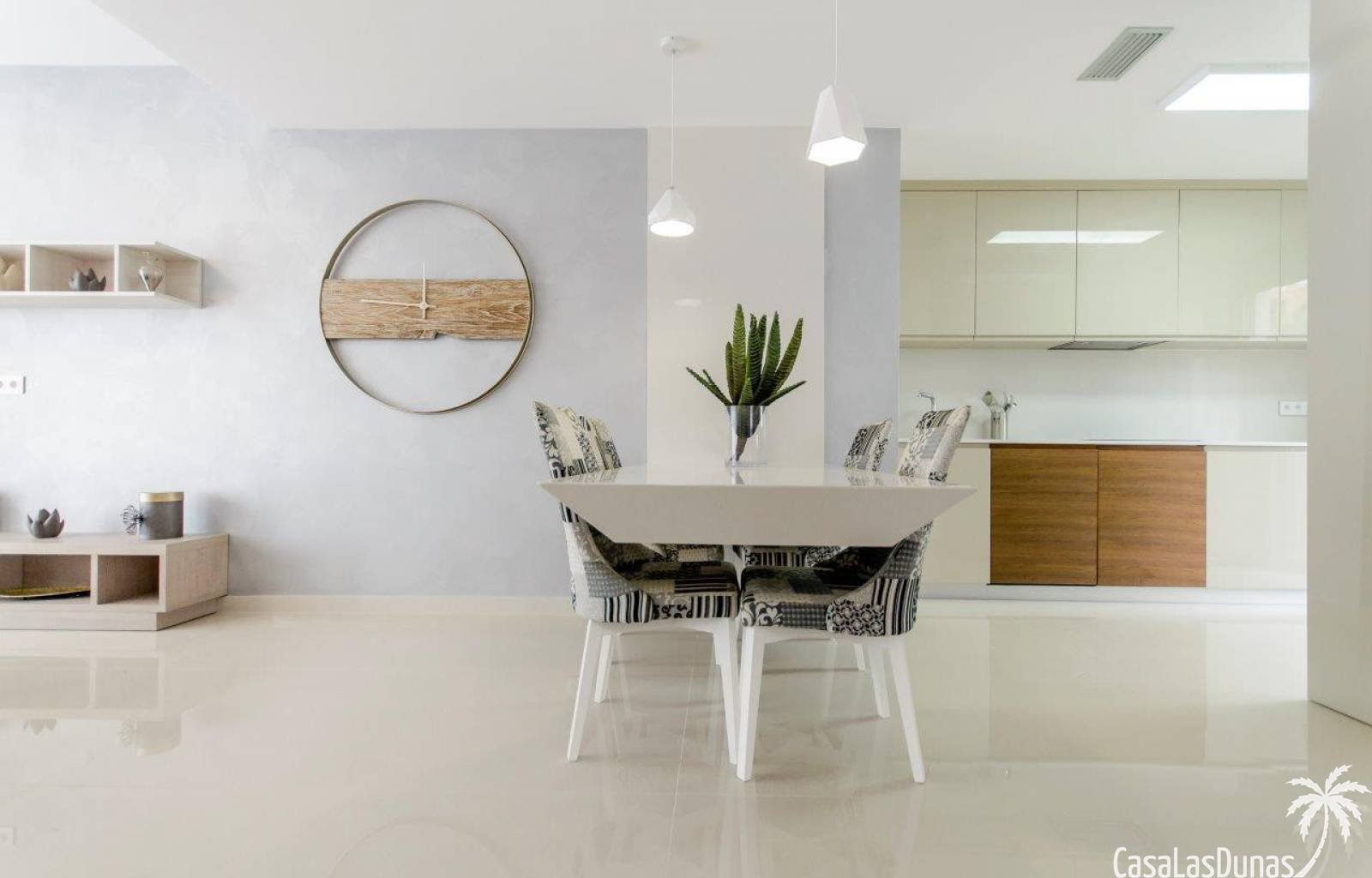  Diese Wohnanlage, bestehend aus 18 einzelnen Villen, befindet sich derzeit im Bau, 10 Kilometer von den hervorragenden Sandstränden der Costa Blanca 