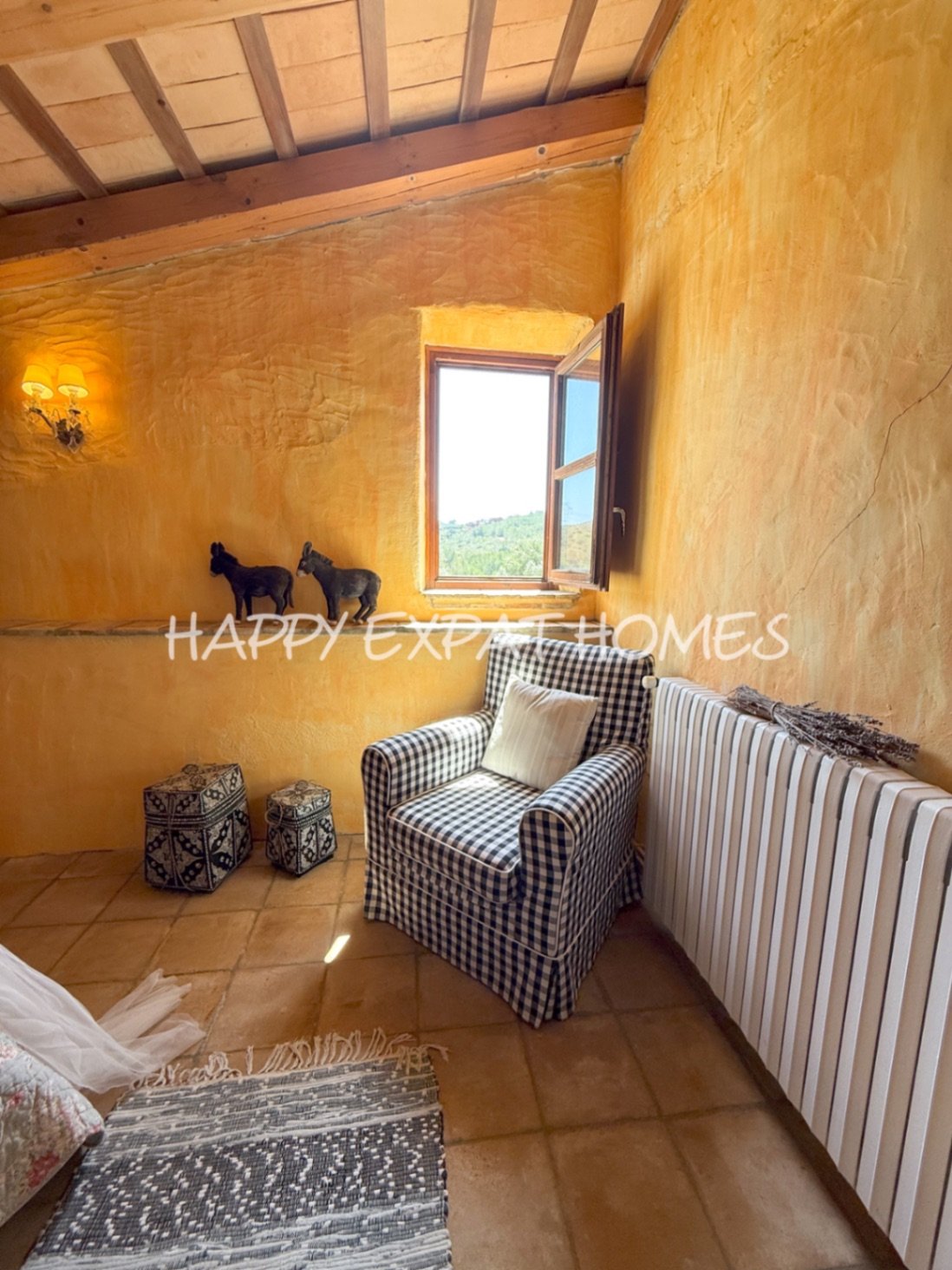 Umgeben von der rauen, offenen Schönheit des Naturparks Garraf bietet diese Masia aus dem 17. Jahrhundert die seltene Gelegenheit, ein vollständig res