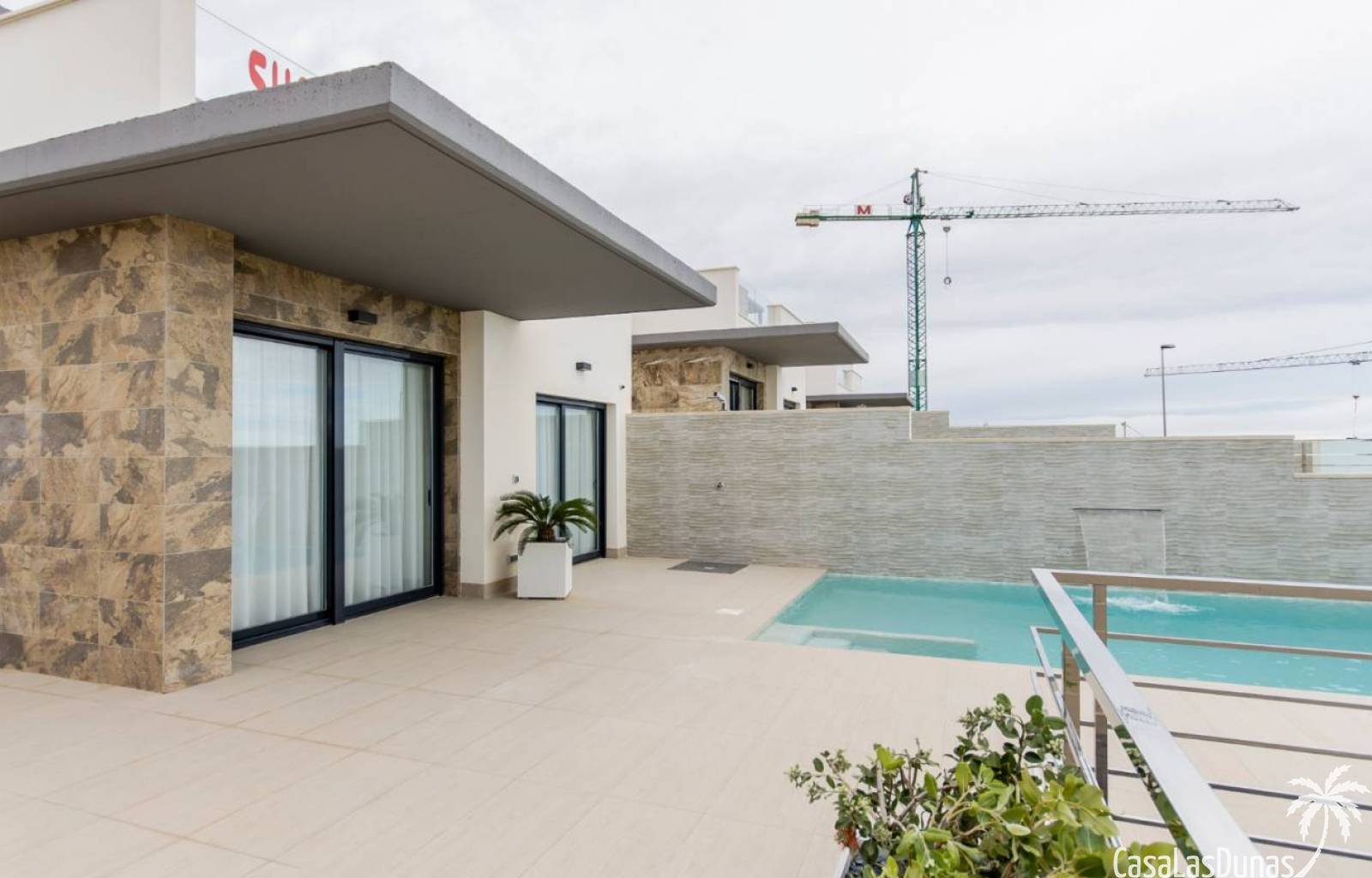  Diese Wohnanlage, bestehend aus 18 einzelnen Villen, befindet sich derzeit im Bau, 10 Kilometer von den hervorragenden Sandstränden der Costa Blanca 