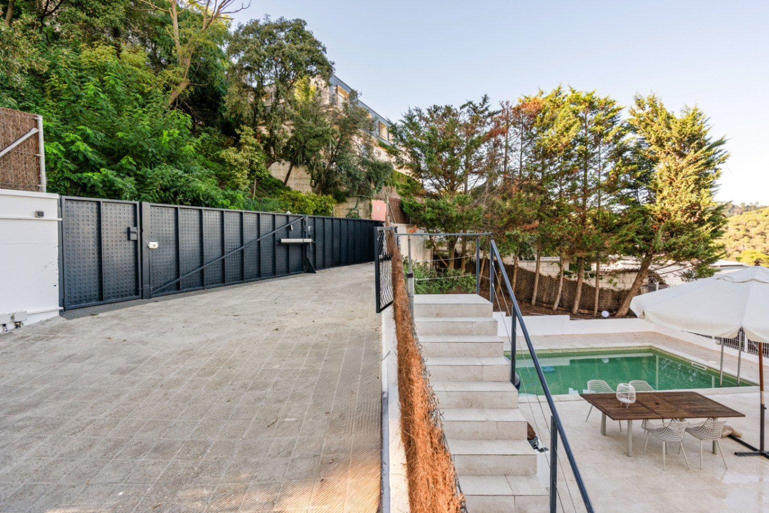 Villa Heidi ist eine charmante und moderne Residenz, die sich in Vallvidrera, einem der grünsten und ruhigsten Viertel Barcelonas, befindet. Vallvidre