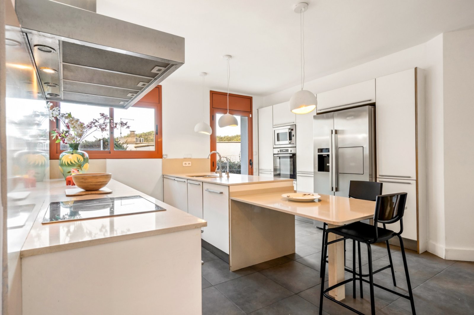 Villa Heidi ist eine charmante und moderne Residenz, die sich in Vallvidrera, einem der grünsten und ruhigsten Viertel Barcelonas, befindet. Vallvidre