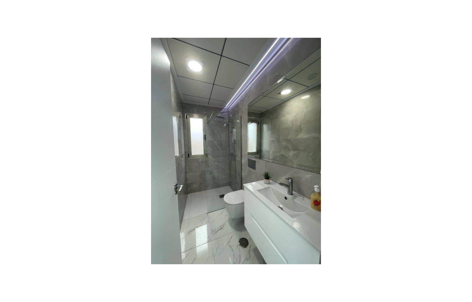  Diese Villen werden in der Nähe des belebten Einkaufszentrums La Zenia Boulevard gebaut. Sie bestehen alle aus 3 Schlafzimmern, 2 Bädern und einem So