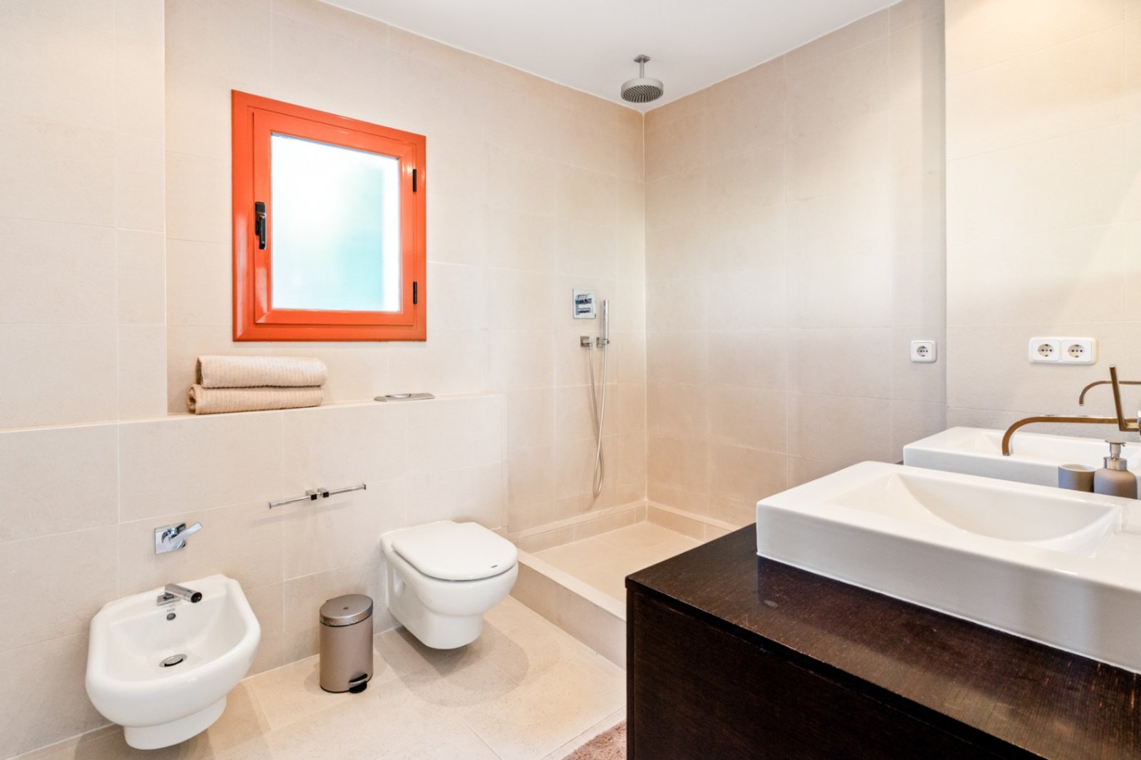 Villa Heidi ist eine charmante und moderne Residenz, die sich in Vallvidrera, einem der grünsten und ruhigsten Viertel Barcelonas, befindet. Vallvidre