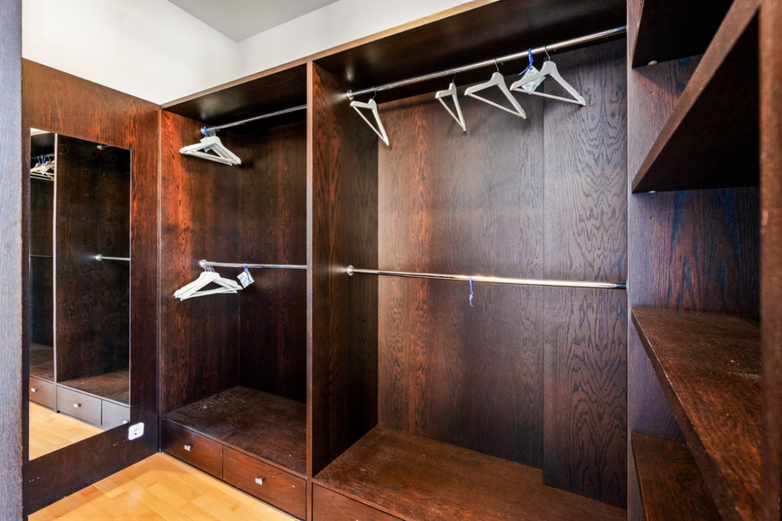 Villa Heidi ist eine charmante und moderne Residenz, die sich in Vallvidrera, einem der grünsten und ruhigsten Viertel Barcelonas, befindet. Vallvidre