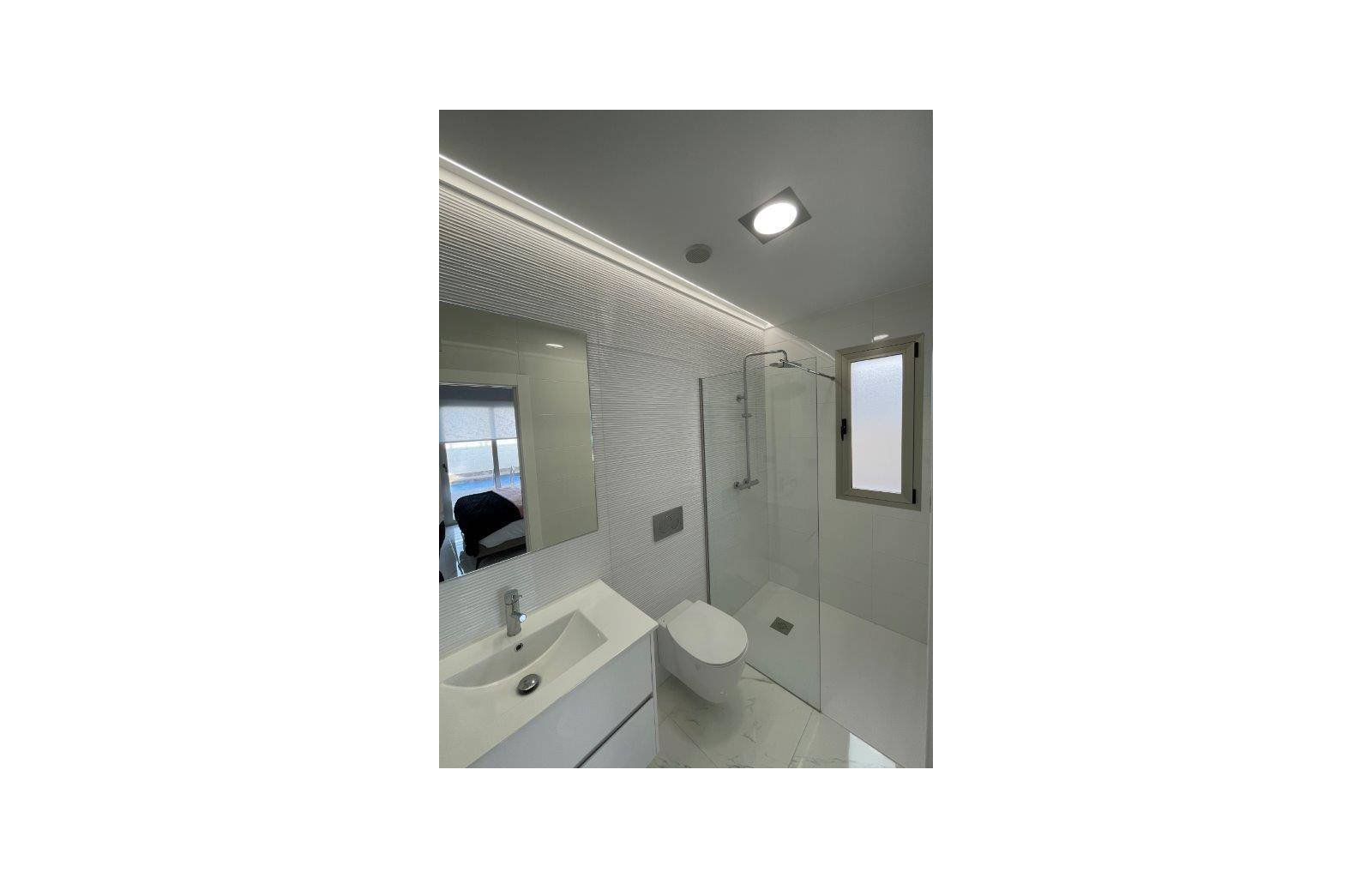  Diese Villen werden in der Nähe des belebten Einkaufszentrums La Zenia Boulevard gebaut. Sie bestehen alle aus 3 Schlafzimmern, 2 Bädern und einem So