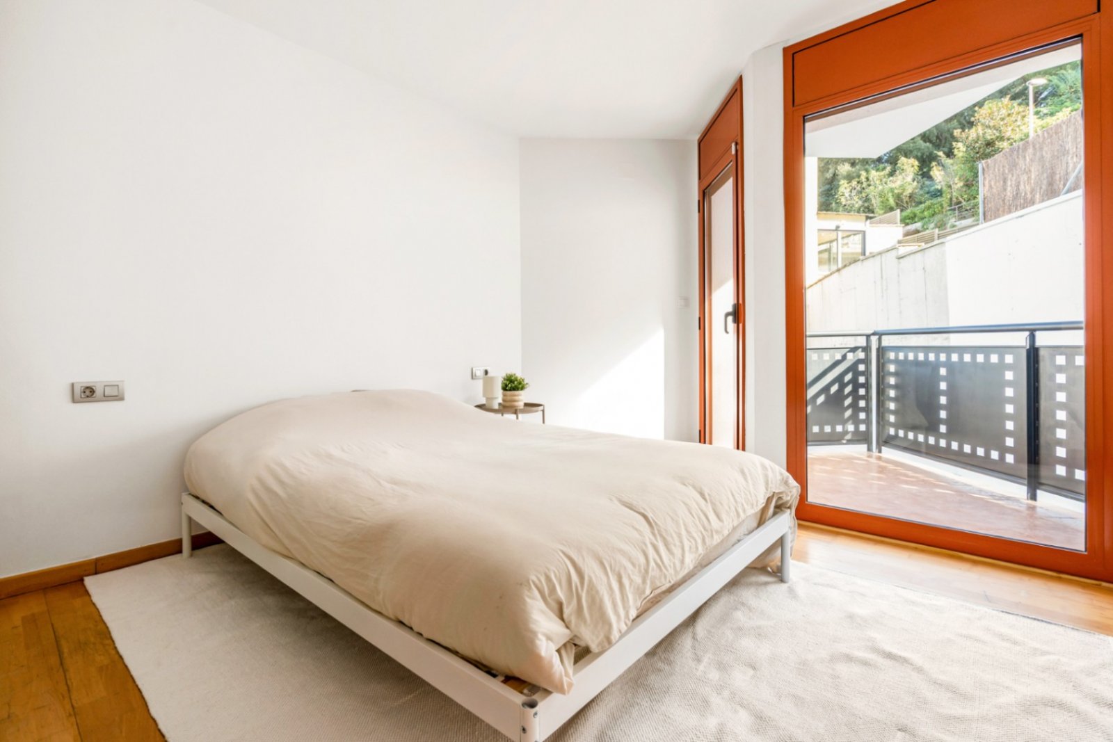 Villa Heidi ist eine charmante und moderne Residenz, die sich in Vallvidrera, einem der grünsten und ruhigsten Viertel Barcelonas, befindet. Vallvidre