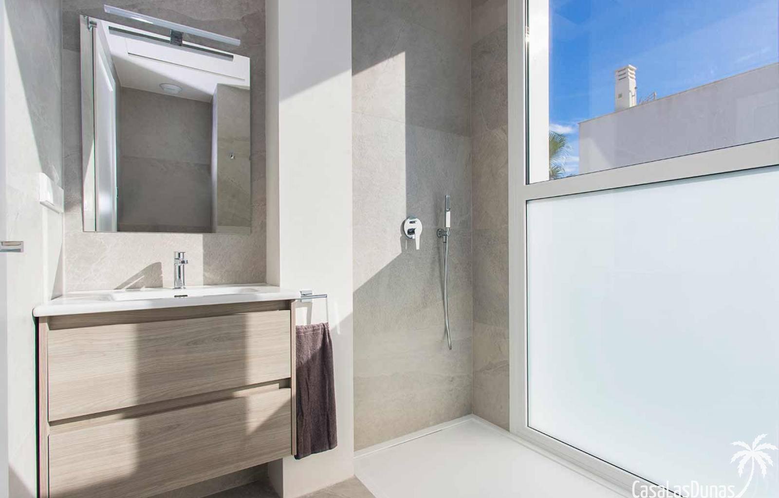  Diese wunderschönen neuen Villen liegen nur 500 Meter vom Strand entfernt. Bei diesem Projekt werden 3 Villen auf 289 m² Grundstück gebaut. Die drei 