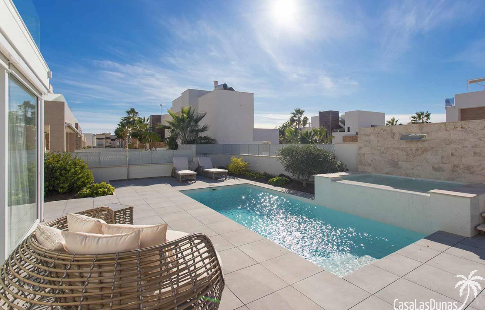  Diese wunderschönen neuen Villen liegen nur 500 Meter vom Strand entfernt. Bei diesem Projekt werden 3 Villen auf 289 m² Grundstück gebaut. Die drei 